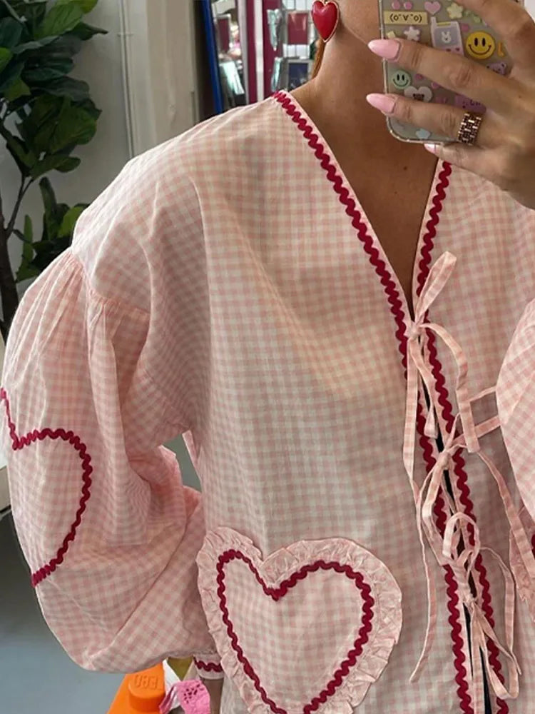 Charmaine | Blouse à Carreaux Lacée avec Design en Forme de Cœur